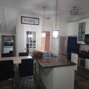  Holiday home Corporate 2br Townhouse In Center Canada